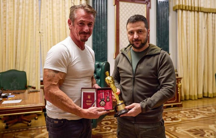 Sean Penn entrega a Zelenski su Oscar, que dejará en Kiev hasta la victoria