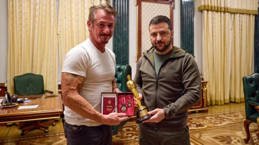 Sean Penn entrega a Zelenski su Oscar, que dejará en Kiev hasta la victoria