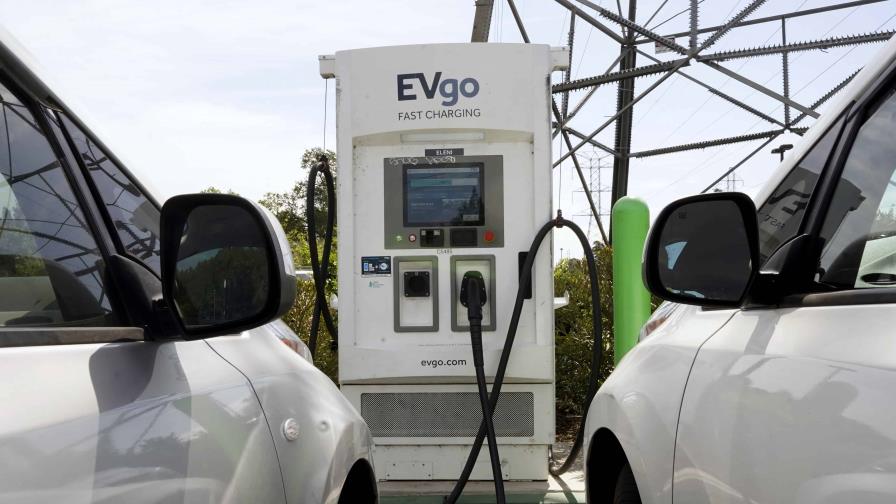 California rechaza impuesto a ricos para autos eléctricos