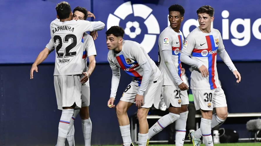 Barcelona remonta, vence a Osasuna y asegura la cima
