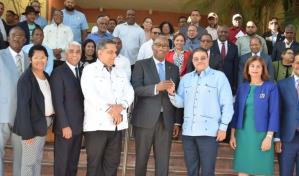 Camacho entrega a la UASD antiguo club de la Superintendencia de Seguros