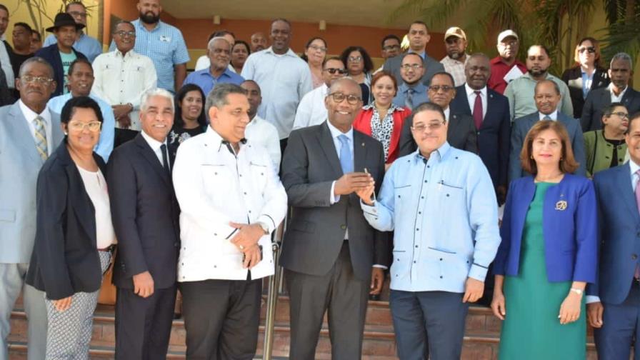 Camacho entrega a la UASD antiguo club de la Superintendencia de Seguros