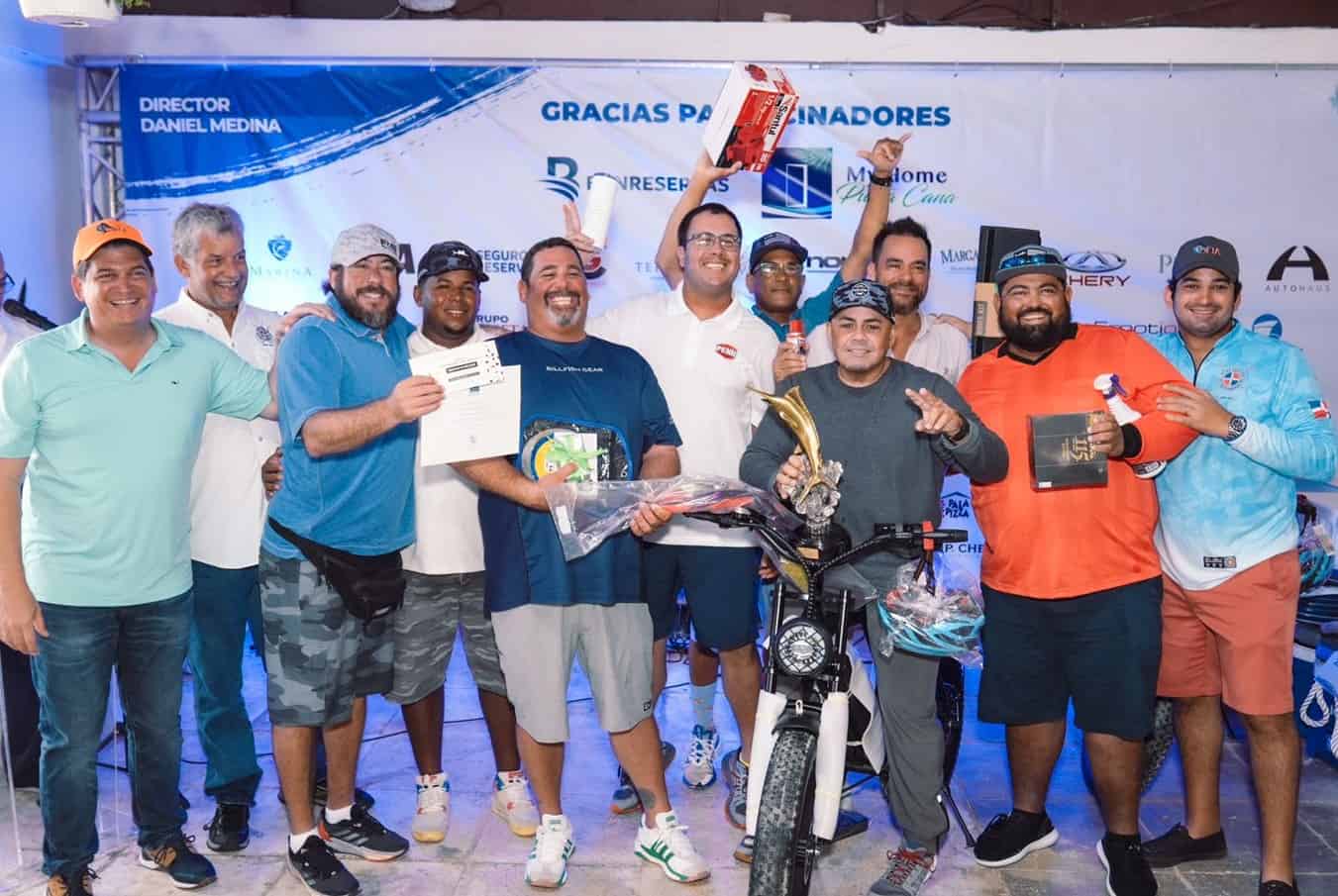  Integrantes lancha Doña Lucy al momento de ser premiados en el torneo de pesca al Marlin Azul.