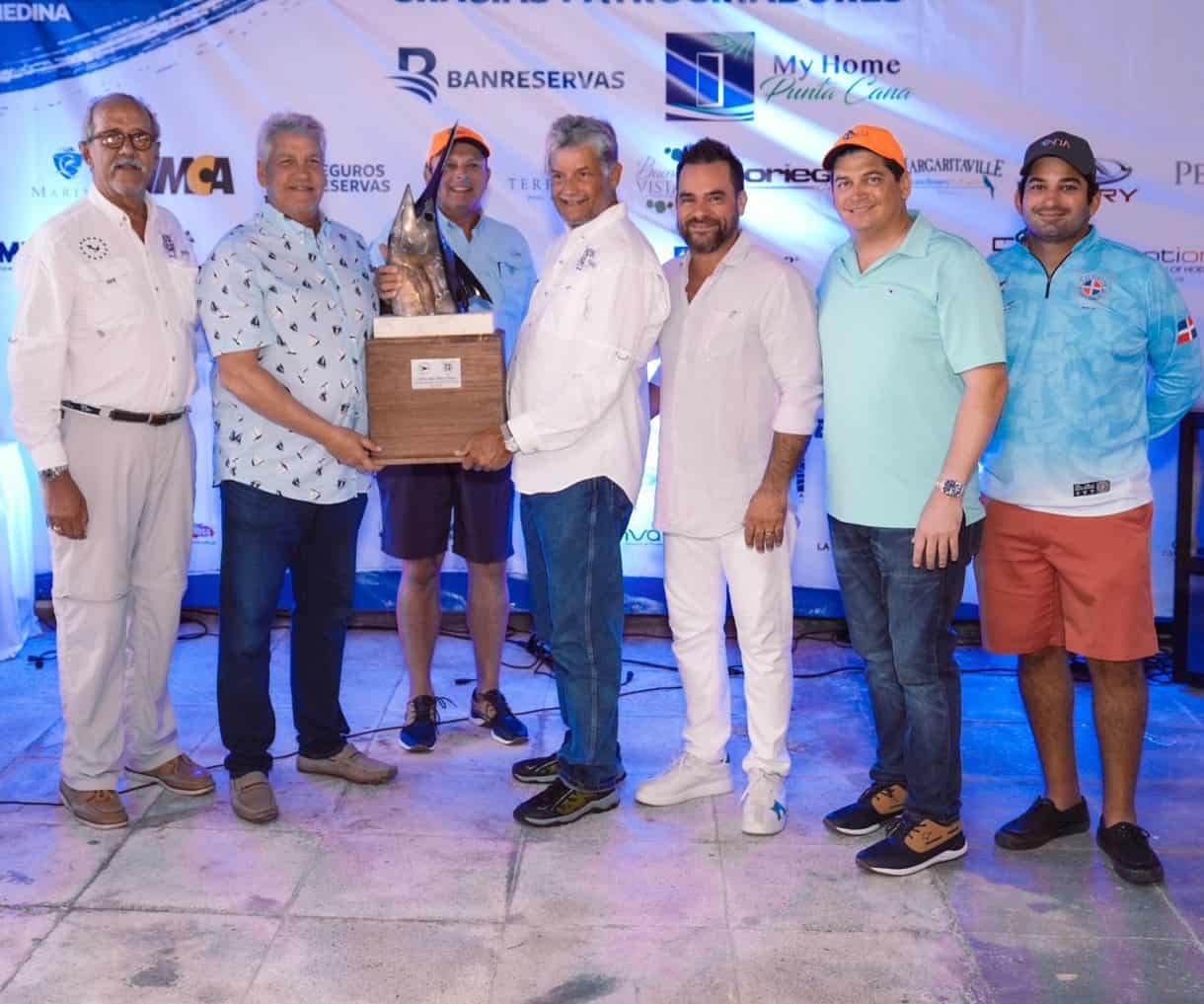 José Luis Núñez es premiado en la conclusión del torneo de pesca al Marlin Azul, en Cabeza de Toro.