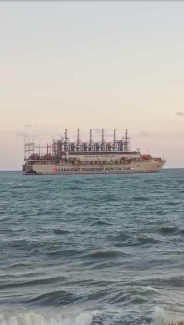 Barco de empresa Karadeniz está atracado en Santo Domingo