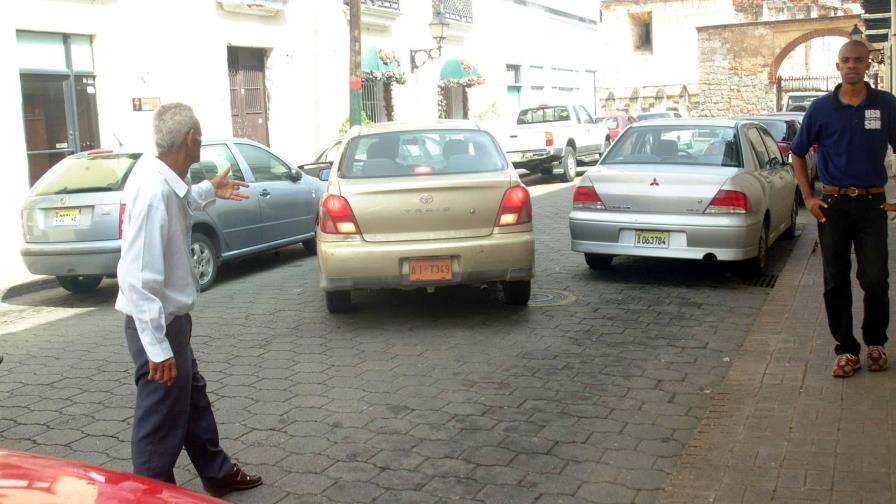 Intrant anuncia remolcará vehículos mal estacionados en la Zona Colonial