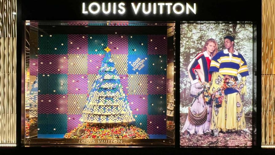 Louis Vuitton colabora con Lego para adornar sus tiendas en Navidad