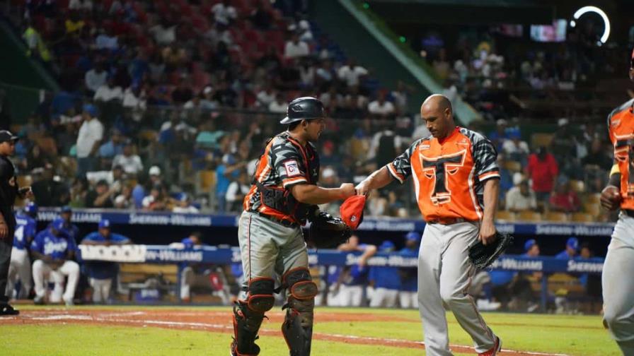 Navarro y Valdés conducen victoria de Toros sobre el Licey