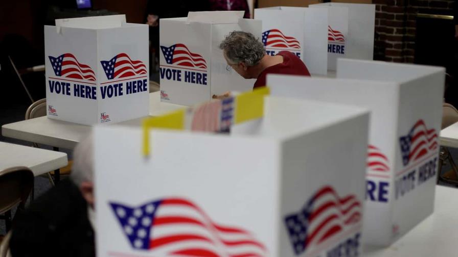 La esperanza de la ola roja republicana se desvanece en elecciones en EEUU