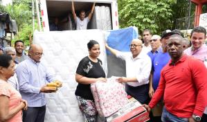 Alfredo Pacheco entrega ayuda a afectados por lluvias en Los Ríos