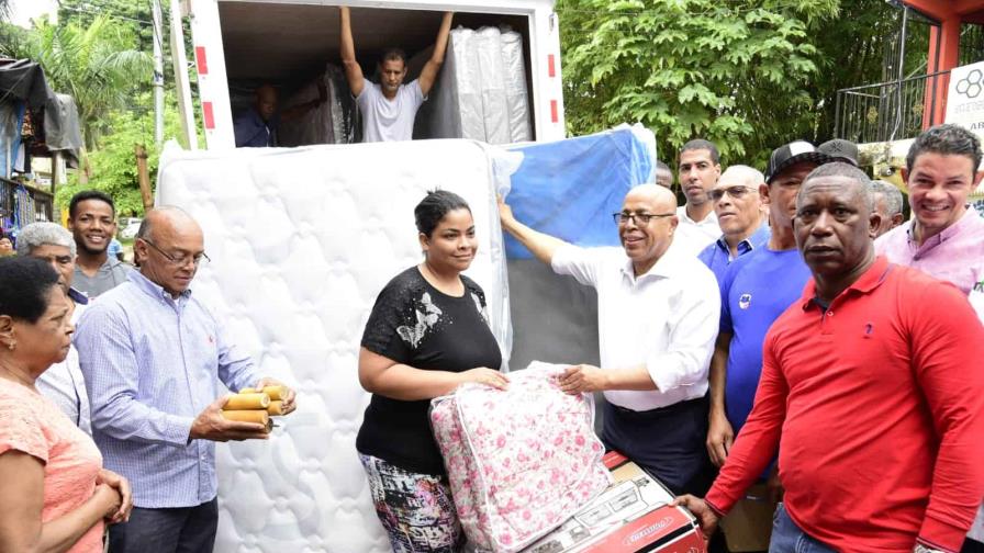 Alfredo Pacheco entrega ayuda a afectados por lluvias en Los Ríos