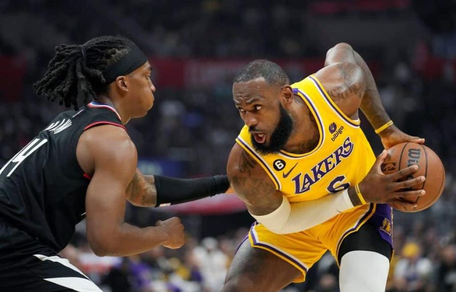 VIDEO | LeBron se lesiona y Clippers se imponen a Lakers, que están en su peor arranque