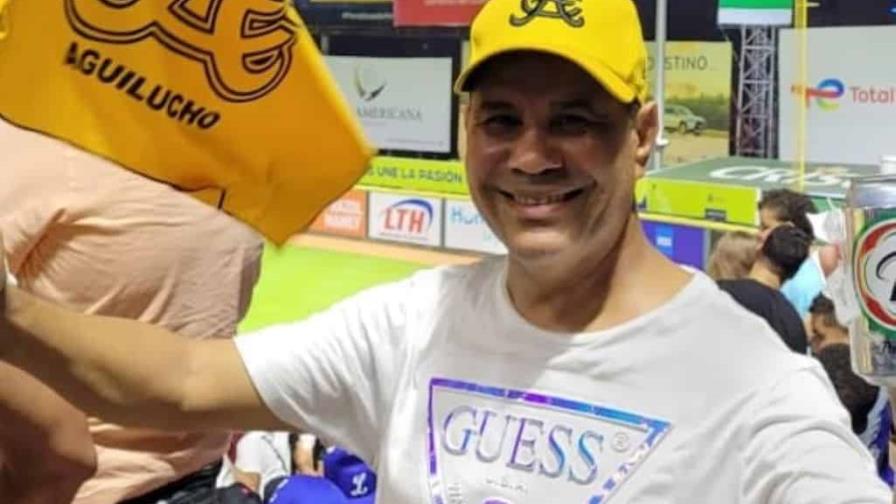 Fanático feliz por triunfo de Águilas, triste por robo en su vehículo en parqueo del estadio Fanático feliz por triunfo de Águilas, triste por robo en su vehículo en parqueo del estadio