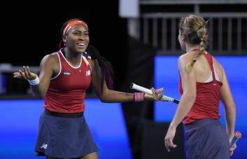 EEUU gana dobles y duelo ante Polonia en Copa BJK