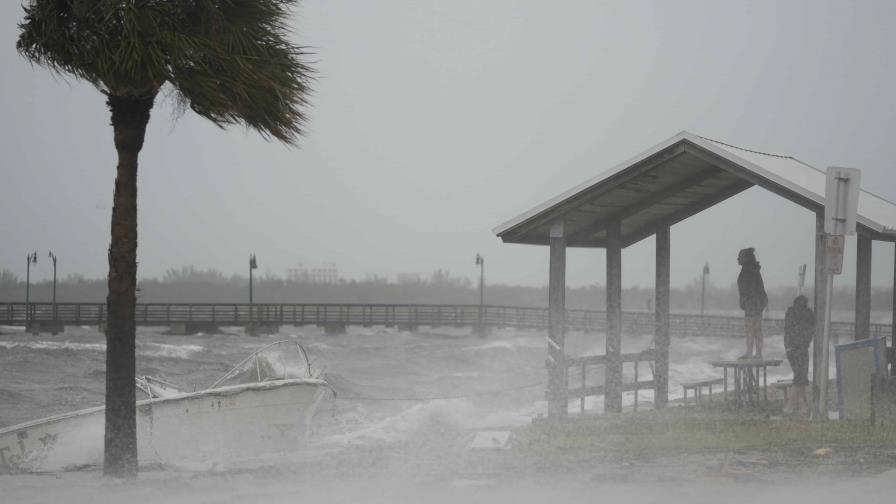 Nicole se debilita en tormenta tropical tras tocar tierra en Florida