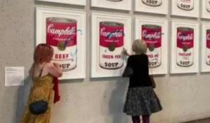 Activistas medioambientales australianos se pegaron a obra de Warhol