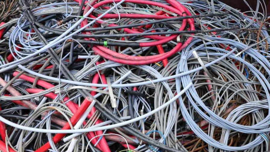 Mueren electrocutadas dos personas al pisar cable suelto por Nicole en Florida Mueren electrocutadas dos personas al pisar cable suelto por Nicole en Florida