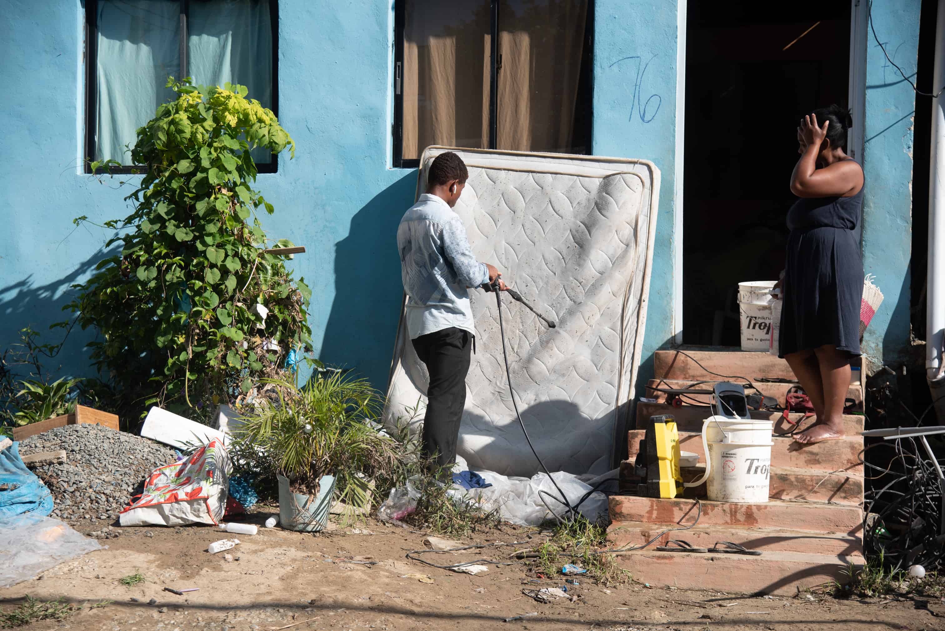 Recuperando la normalidad. Los vecinos de el barrio Las Ochocientas limpiaron sus casas y pertenencias tras las inundaciones provocadas por las fuertes lluvias del viernes 4 de noviembre.