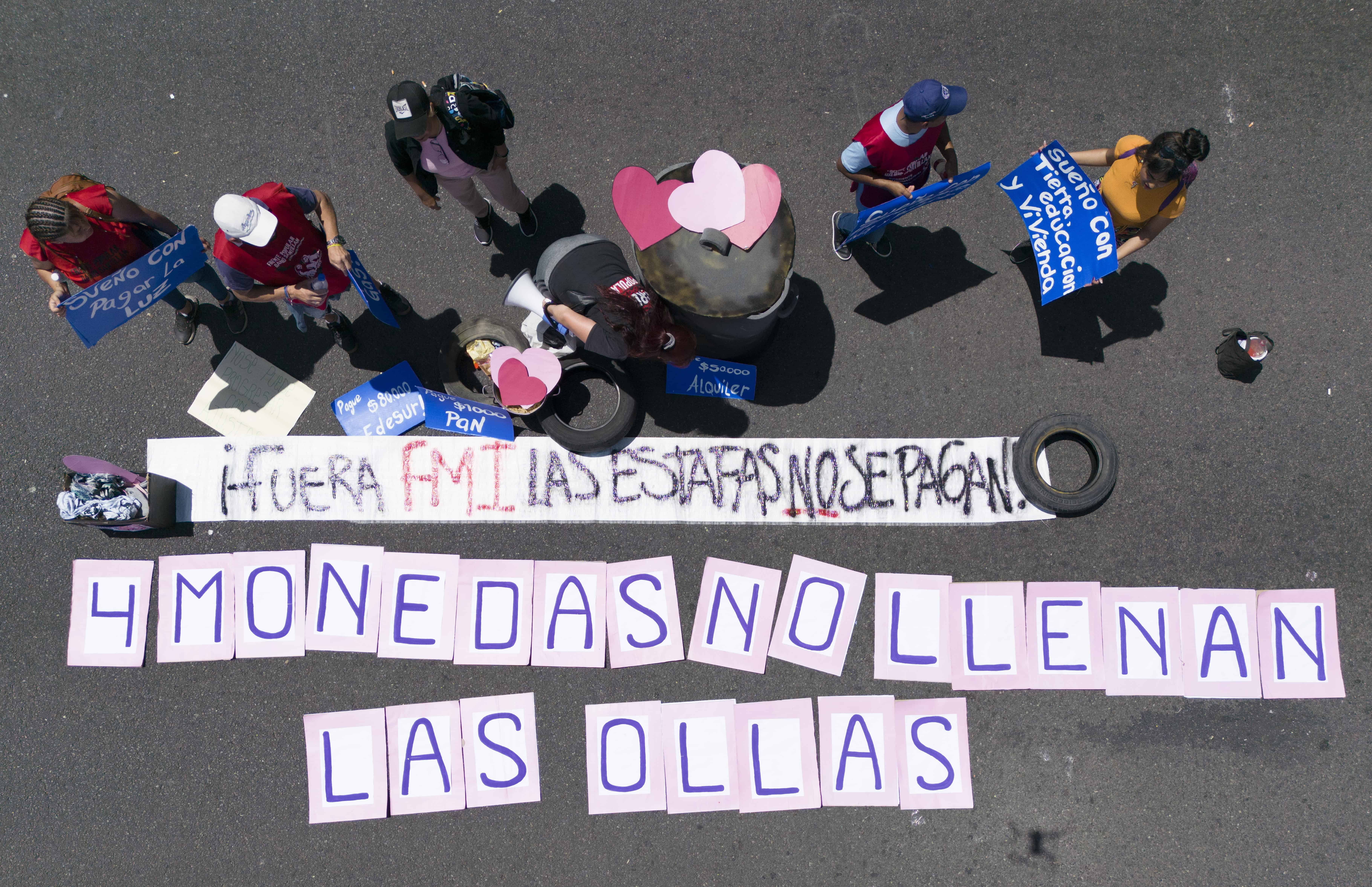 Manifestantes colocaron un cartel que dice en español Cuatro monedas no llenan las ollas y FMI fuera, las estafas no se pagan frente al Ministerio de Desarrollo Social en Buenos Aires, Argentina, el jueves 10 de noviembre de 2022.