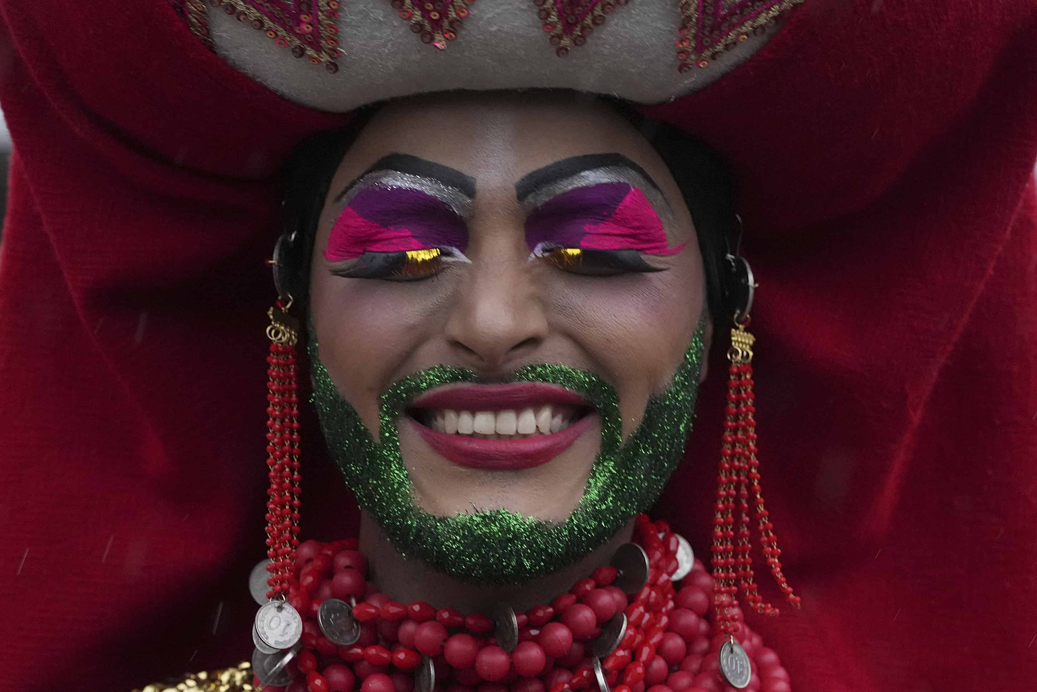 Una bailarina LGBTQ+ se presenta en las calles durante el primer encuentro latinoamericano de artes transformistas titulado Hemisferios Diversos en Quito, Ecuador, el jueves 10 de noviembre de 2022. El evento de tres días tiene como objetivo crear conciencia sobre la comunidad LGBTQ+ y promover la igualdad. , respeto y aceptación de la diversidad en el art.