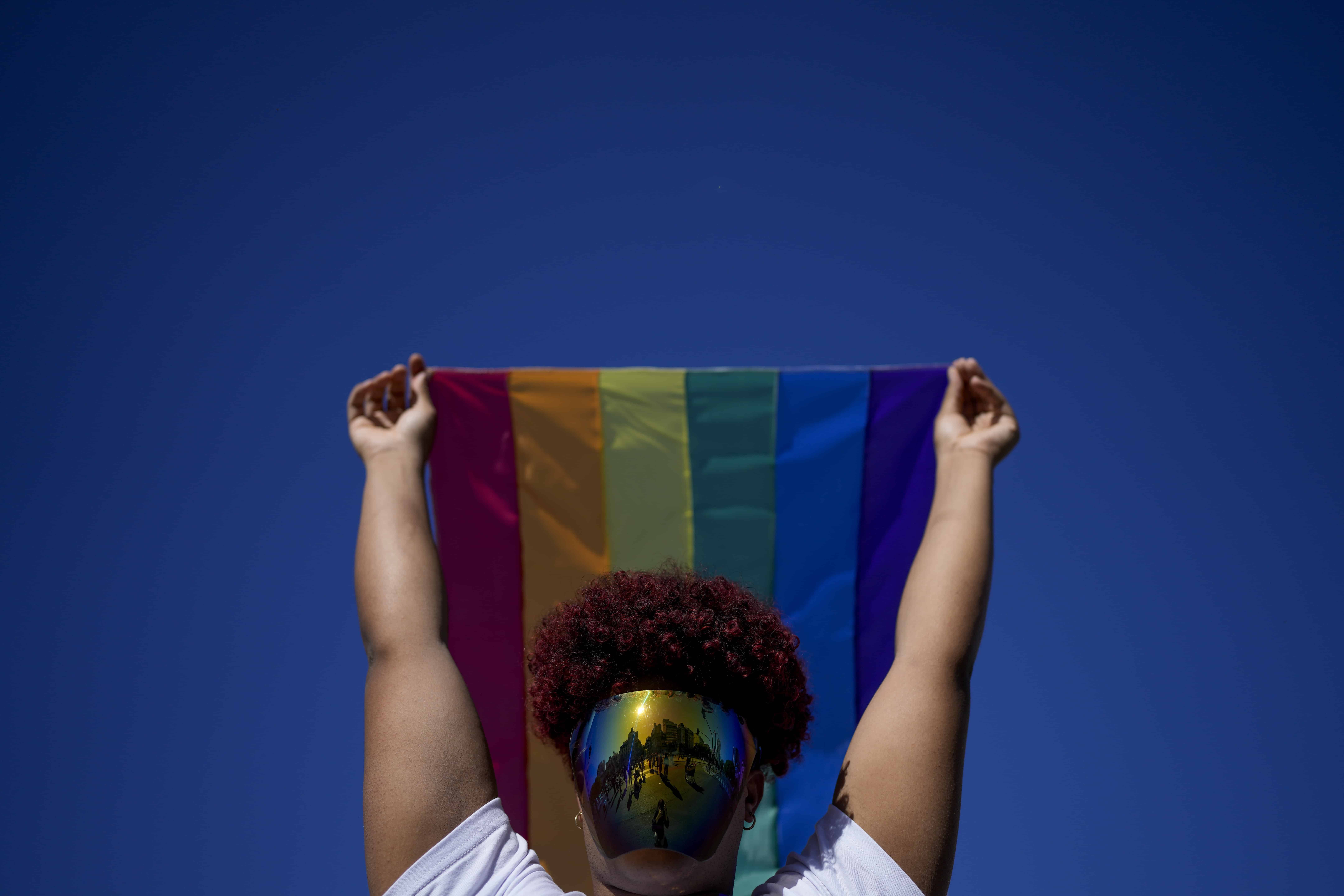 Una persona sostiene una bandera del arcoíris durante la Marcha del Orgullo, organizada por la comunidad de lesbianas, gays, bisexuales, transexuales y queer (LGBTQ), en Buenos Aires, Argentina, el sábado 5 de noviembre de 2022.