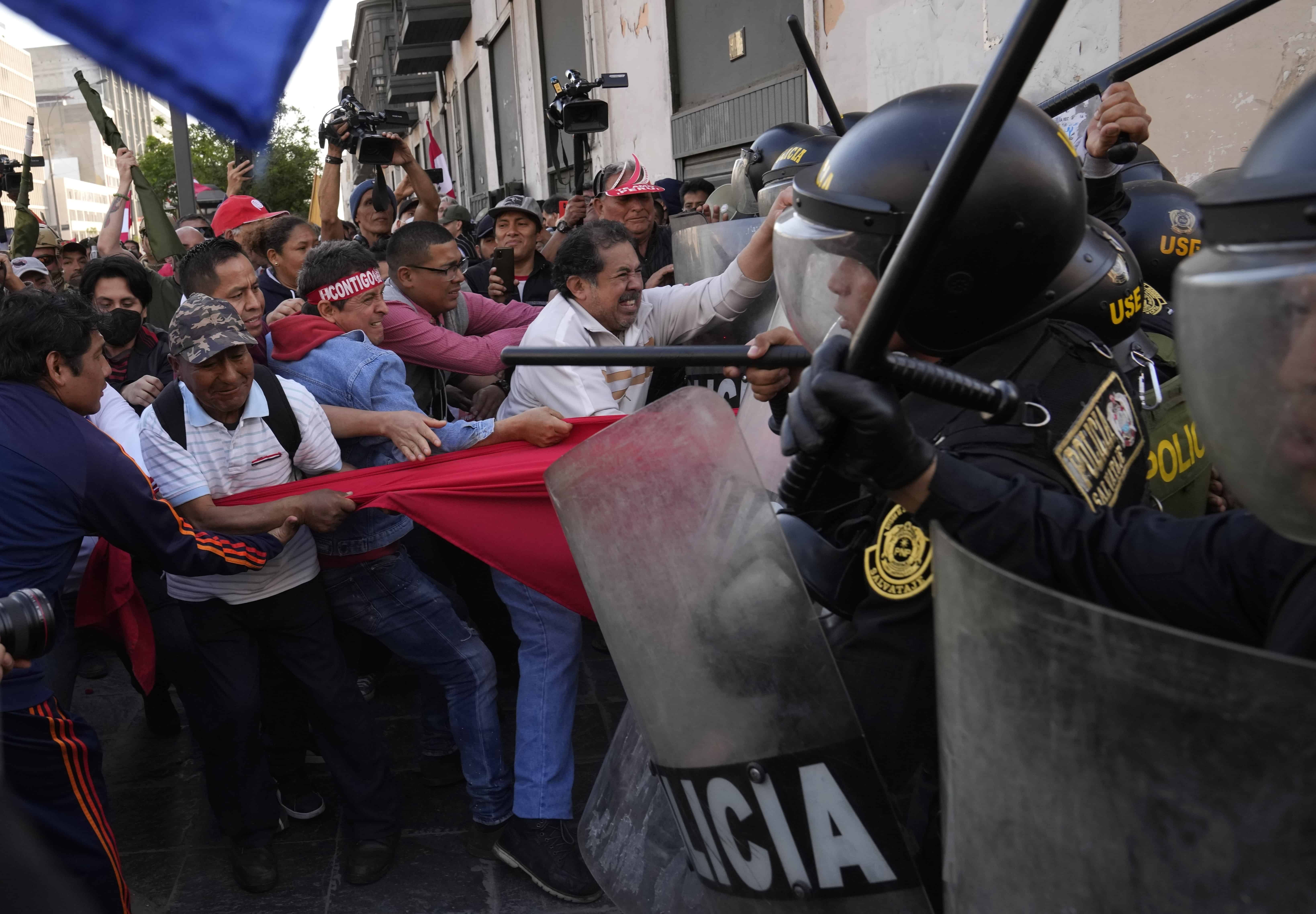 Manifestantes antigubernamentales chocan con la policía antidisturbios cerca del palacio de gobierno, en Lima, Perú, el sábado 5 de noviembre de 2022.