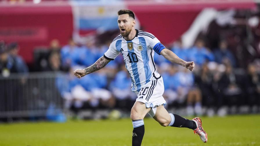 Argentina, con Messi y más defensores que delanteros a Qatar