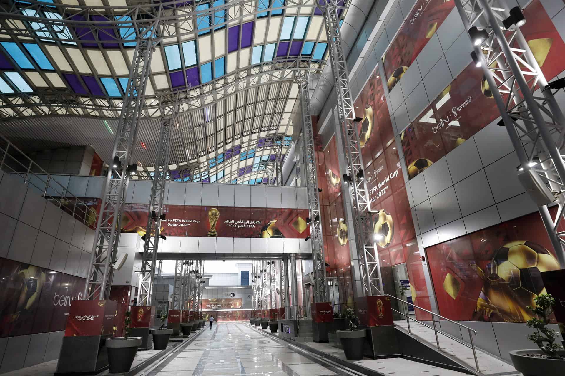 Vista de las instalaciones del grupo beIN, canal oficial del Mundial de Qatar 2022. Catar es un líder en tecnología y comunicaciones y uno de los países con alguno de los medios más influyentes del mundo, en información cuenta con los gigantes Al-Jazeera o beIN Sports como bandera, mientras que en telecomunicaciones Ooredoo ha conquistado la región y será la empresa oficial del Mundial de Qatar 2022.