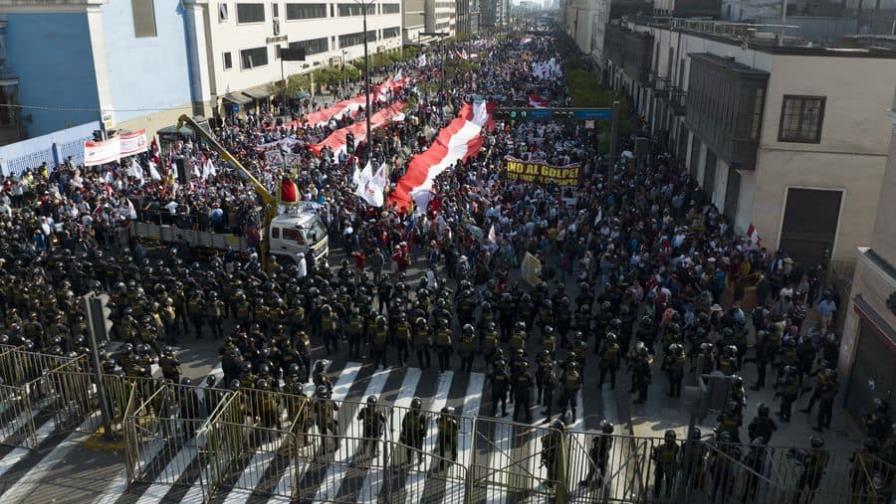 Miles marchan en las calles de Lima a favor del presidente peruano Castillo