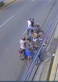 Es mensajero hombre atracado por delincuentes a bordo de tres motocicletas en avenida de Santiago