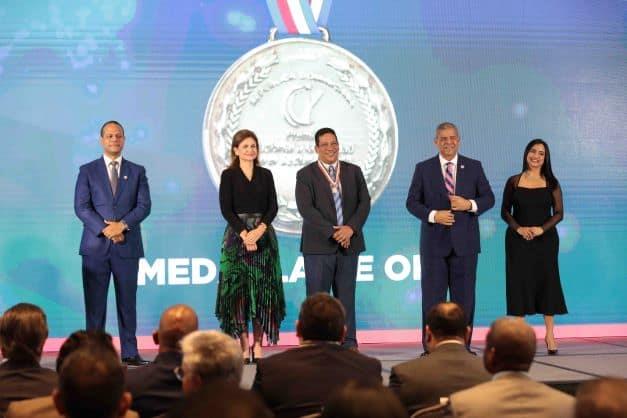 Contrataciones Públicas se alza con medalla de oro en Premio Nacional a la Calidad