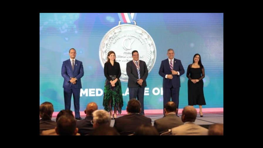 Contrataciones Públicas se alza con medalla de oro en Premio Nacional a la Calidad Contrataciones Públicas se alza con medalla de oro en Premio Nacional a la Calidad