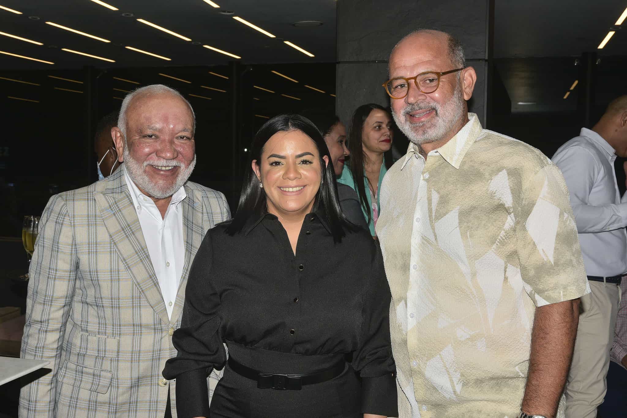 Jochy Santos, Patricia Gauterauy Junior Hernández. 