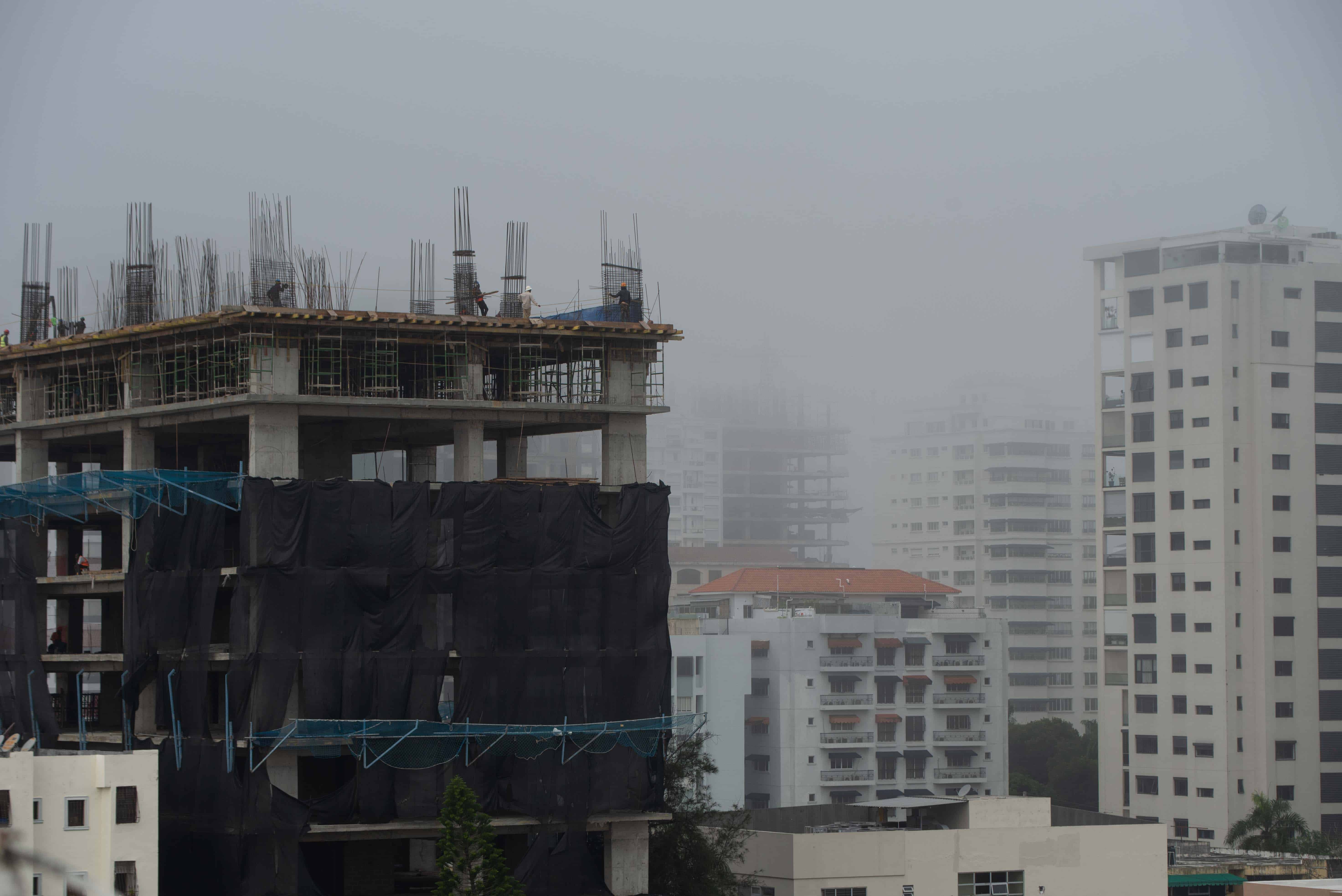 Los habitantes del Distrito Nacional despertaron en medio de una densa neblina que cubrió buena parte de la ciudad el martes 8 de noviembre.