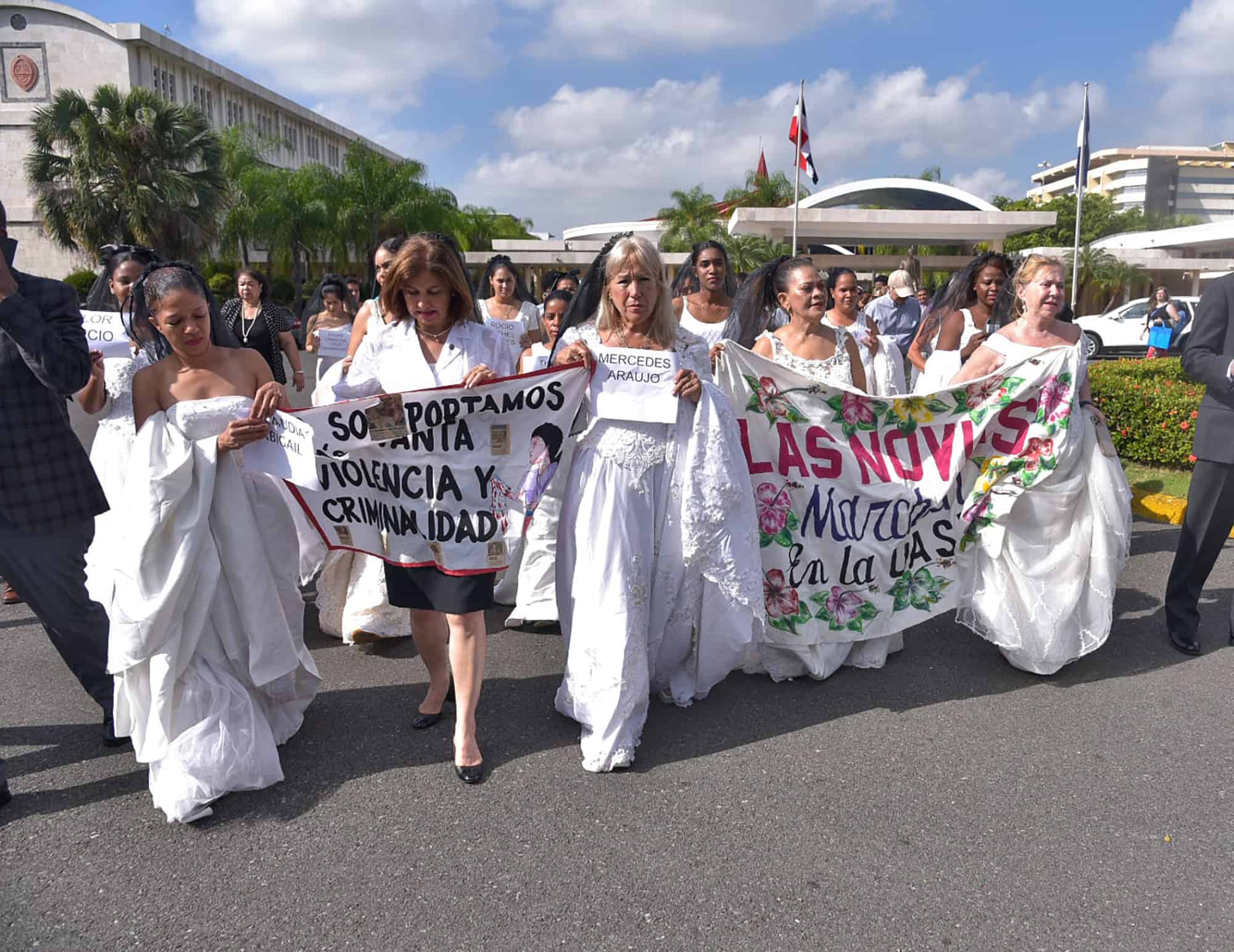 La Universidad Autónoma de Santo Domingo (UASD) celebró la tradicional marcha de las novias, una actividad que busca concienciar sobre el repudio a la violencia contra la mujer.