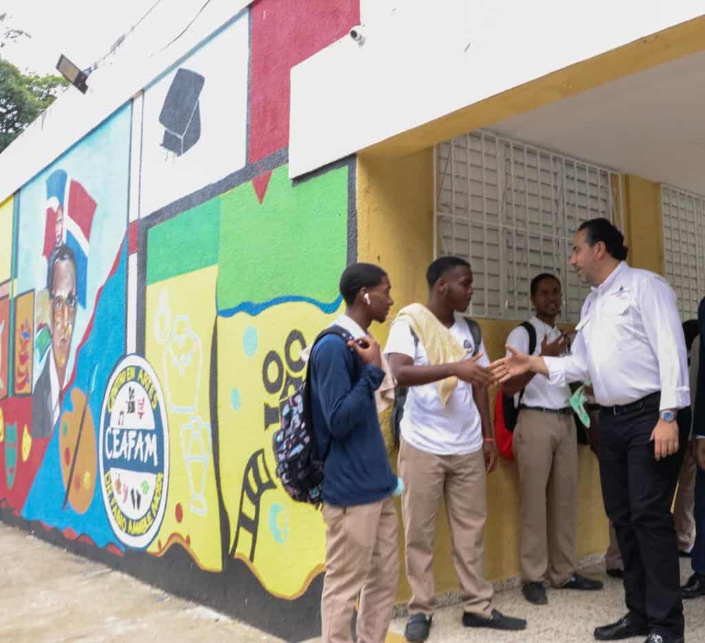 El director del Inefi, Alberto Rodríguez, saluda a algunos jóvenes del Liceo Fabio A. Mota