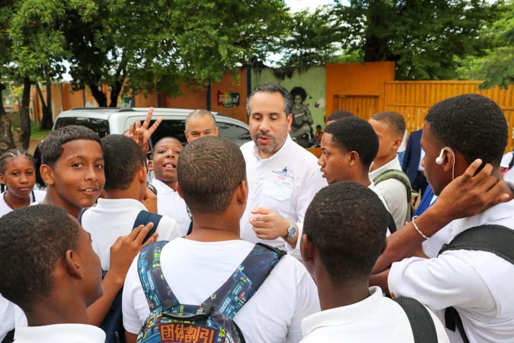 El director del Inefi, Alberto Rodríguez, comparte con jóvenes del Liceo Fabio A. Mota