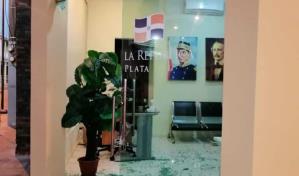 Desconocidos destruyeron cristales de la Oficina Senatorial de Puerto Plata