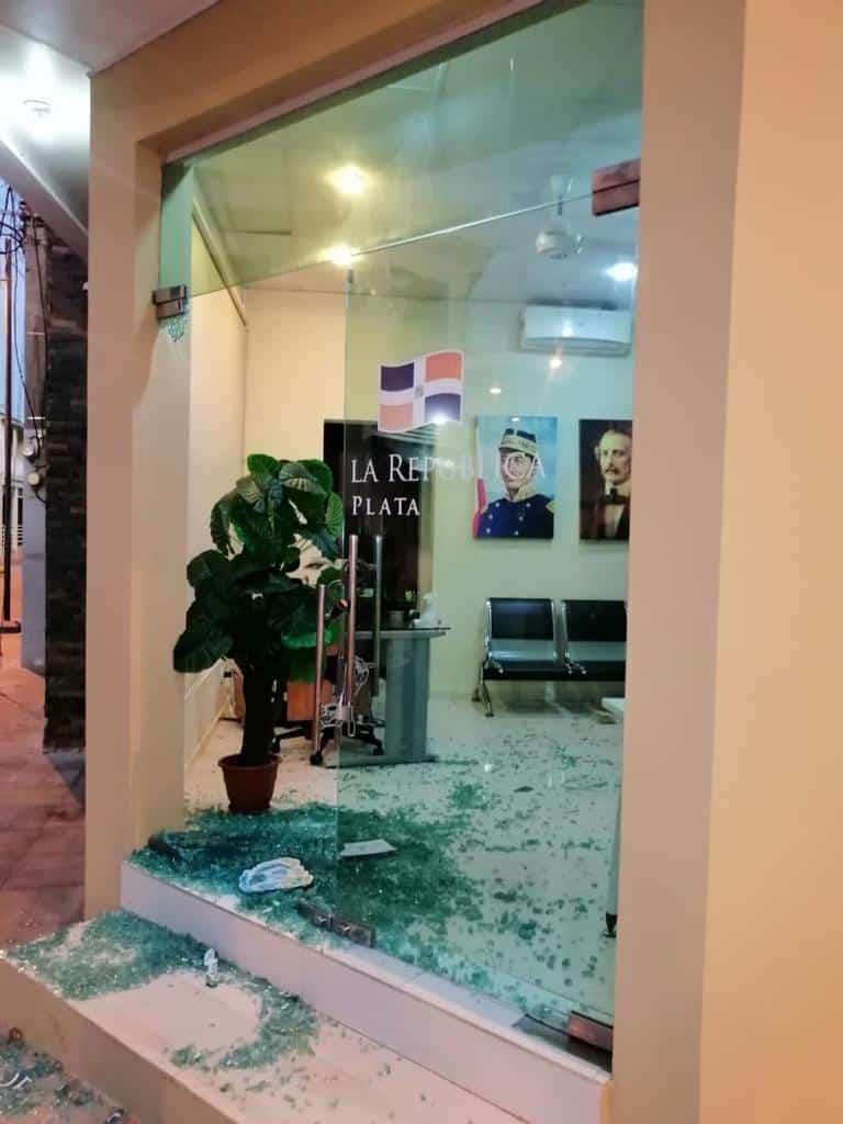 Desconocidos destruyeron cristales de la Oficina Senatorial de Puerto Plata