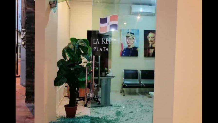 Desconocidos destruyeron cristales de la Oficina Senatorial de Puerto Plata