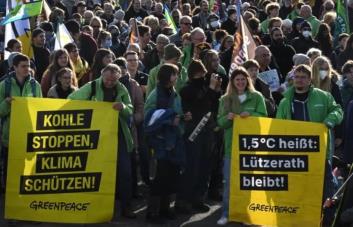 Activistas del clima acampan en árboles para protestar contra una mina en Alemania