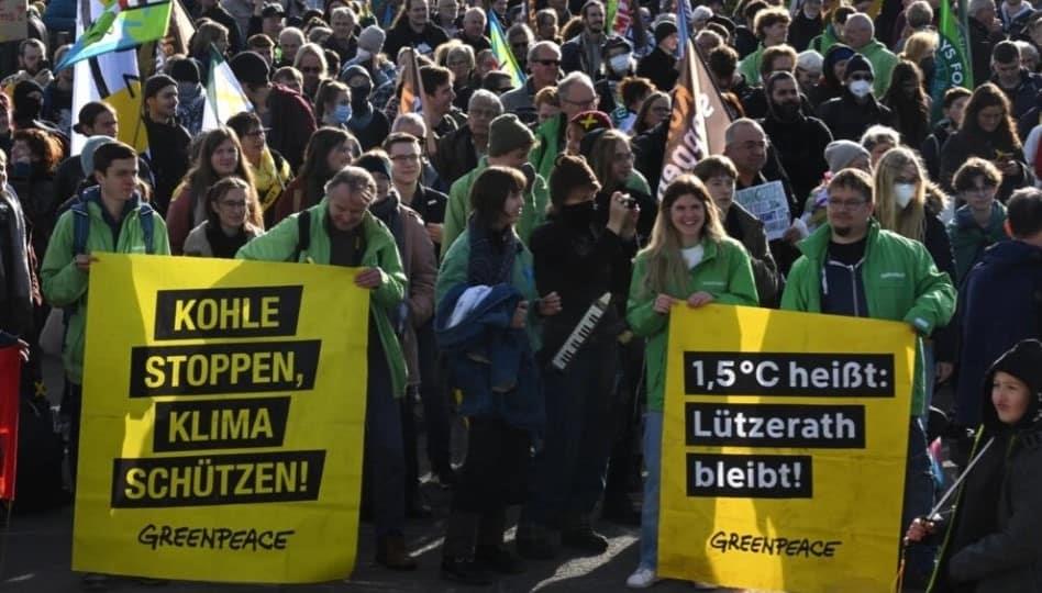 Activistas del clima acampan en árboles para protestar contra una mina en Alemania