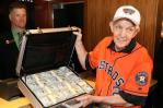 Mattress Mack, el apostador que ganó US$75 millones con los Astros, los carga en carretilla Mattress Mack, el apostador que ganó US$75 millones con los Astros, los carga en carretilla
