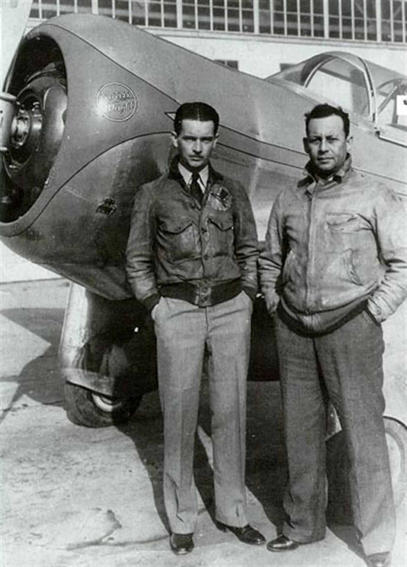 otografía cedida hoy por la Fuerza Aérea de República Dominicana (FARD) que muestra al piloto Mayor Frank Andrés Féliz Miranda (i) y al Sargento Ernesto Tejeda como mecánico, mientras posan junto al Colón, avión Curtiss Wright R19, emblema de la aviación dominicana y parte de la gesta que acabó en tragedia, el Vuelo Panamericano de 1937. Hace ahora 85 años, el 12 de noviembre de 1937, despegaba del aeródromo de Miraflores, la Escuadrilla Panamericana, compuesta por tres aeronaves modelo Stinson aportadas por Cuba, La Pinta, La Niña y la Santa María, y el avión dominicano Colón para realizar un recorrido por los cielos americanos, que se vio truncado el 29 de diciembre.