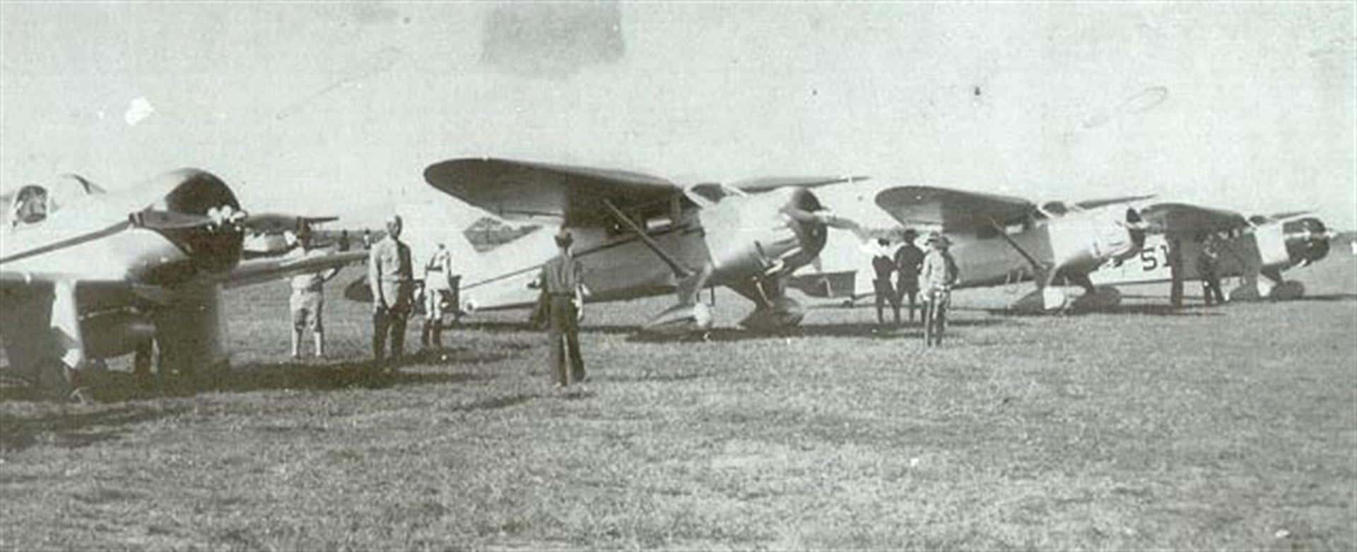 Fotografía cedida hoy por la Fuerza Aérea de República Dominicana (FARD) que muestra los aviones que participaron de la gesta que acabó en tragedia, el Vuelo Panamericano de 1937. Hace ahora 85 años, el 12 de noviembre de 1937, despegaba del aeródromo de Miraflores, la Escuadrilla Panamericana, compuesta por tres aeronaves modelo Stinson aportadas por Cuba, La Pinta, La Niña y la Santa María, y el avión dominicano Colón para realizar un recorrido por los cielos americanos, que se vio truncado el 29 de diciembre.