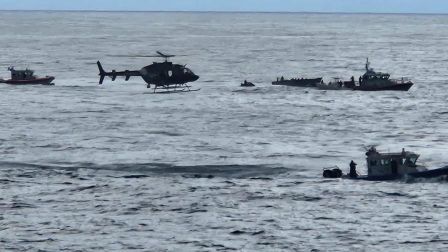 Guardia Costera rescata en aguas de Puerto Rico a 19 que iban en yola procedente de RD