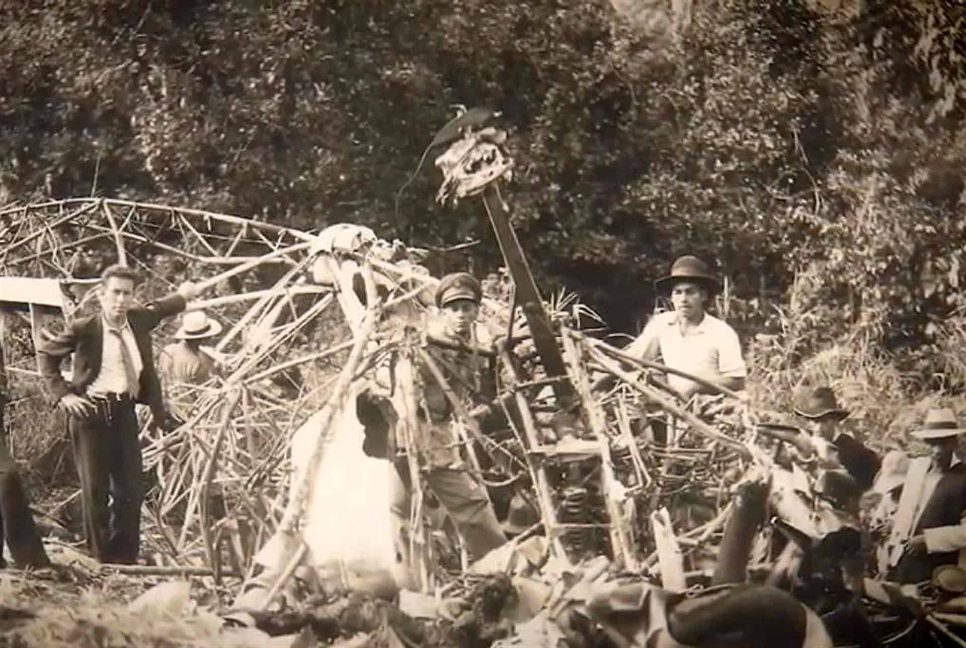 Fotografía cedida hoy por la Fuerza Aérea de República Dominicana (FARD) que muestra los restos de uno de los aviones cubanos accidentados en Colombia, cuando participaban de la gesta que acabó en tragedia, el Vuelo Panamericano de 1937. Hace ahora 85 años, el 12 de noviembre de 1937, despegaba del aeródromo de Miraflores, la Escuadrilla Panamericana, compuesta por tres aeronaves modelo Stinson aportadas por Cuba, La Pinta, La Niña y la Santa María, y el avión dominicano Colón para realizar un recorrido por los cielos americanos, que se vio truncado el 29 de diciembre.