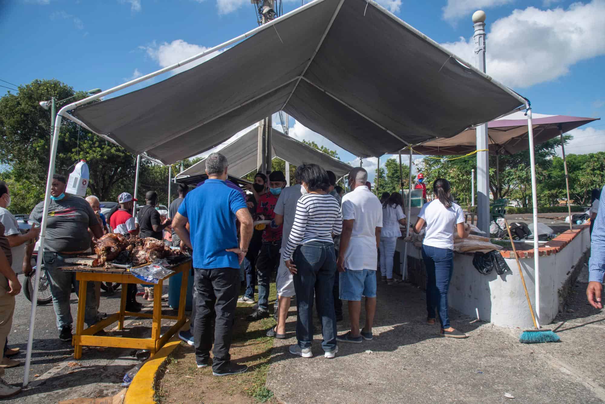 Para Navidad y fin de año, los ciudadanos acuden a los diferentes puntos a comprar cerdo asado. Los alrededores del Mirador Sur es uno de los lugares más visitados en Santo Domingo.  