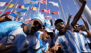 Miles de trabajadores migrantes desfilan en Doha en apoyo al Mundial