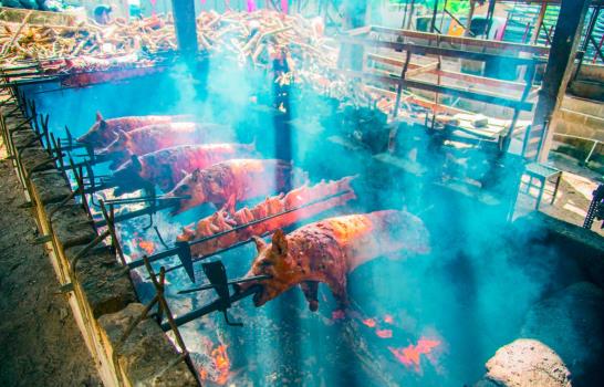 El diciembre la economía de dinamiza y en diferentes puntos del país ciudadanos venden cerdos asados. 